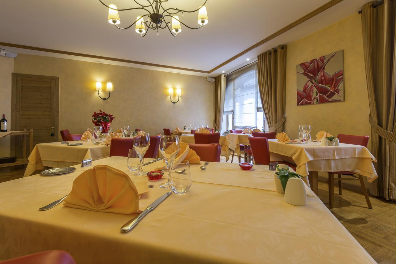 La Couronne Hotel Jougne Bagian luar foto